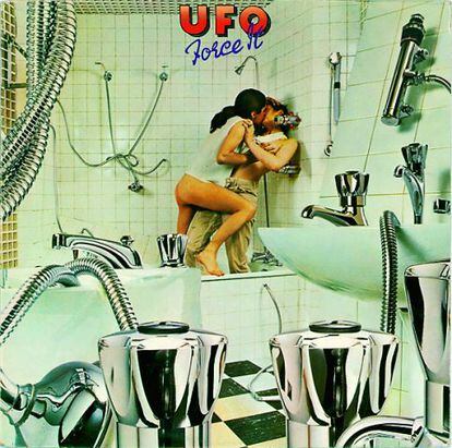 Esta fue la portada internacional del álbum 'Force it', del grupo de rock UFO. A los censores no les gustó demasiado este apasionado encuentro en un baño repleto de grifos y mangueras de ducha.