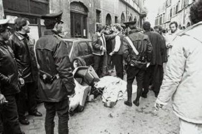 El cadáver de Enrico De Pedis, alias Renatino, tras el tiroteo que acabó con su vida en Roma en 1990.