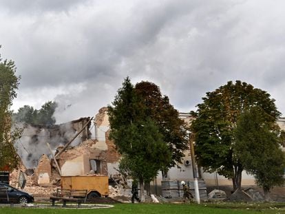 Varios bomberos ante un edificio destruido por Rusia en Bila Tserkva (al suroeste de Kiev) con drones iraníes, el 5 de octubre.