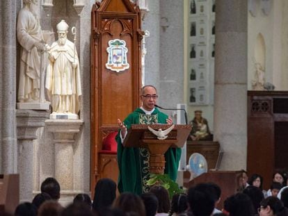 Un sacerdote católico celebra una misa en la cfatedral de la Inmaculada Concepción, este domingo en Hong Kong.
 