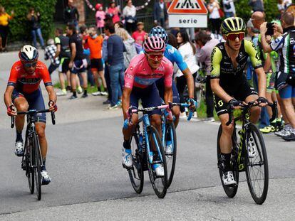 Nibali, Carapaz, Landa (tapado) y Yates, durante la etapa.