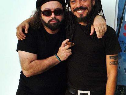 Los cantantes Carlos Varela, izquierda, y X Alfonso, ante un cartel del disco.