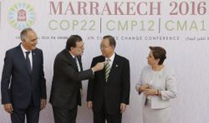 El presidente del Gobierno, Mariano Rajoy se dirige a la secretaria ejecutiva de la Convención Marco de Naciones Unidas sobre Cambio Climático, Patricia Espinosa, en presencia del presidente de la cumbre de Marrakech, Salahedine Mezouar, y el secretario general de la ONU, Ban Ki-moon, el martes pasado.