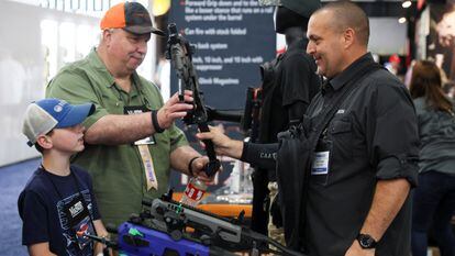 Un hombre y un niño asisten a la convención anual de la Asociación Nacional del Rifle en Houston (Texas).
