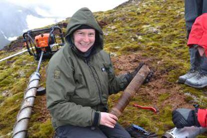 La investigadora Jessica Royles, con una sección del musgo congelado.