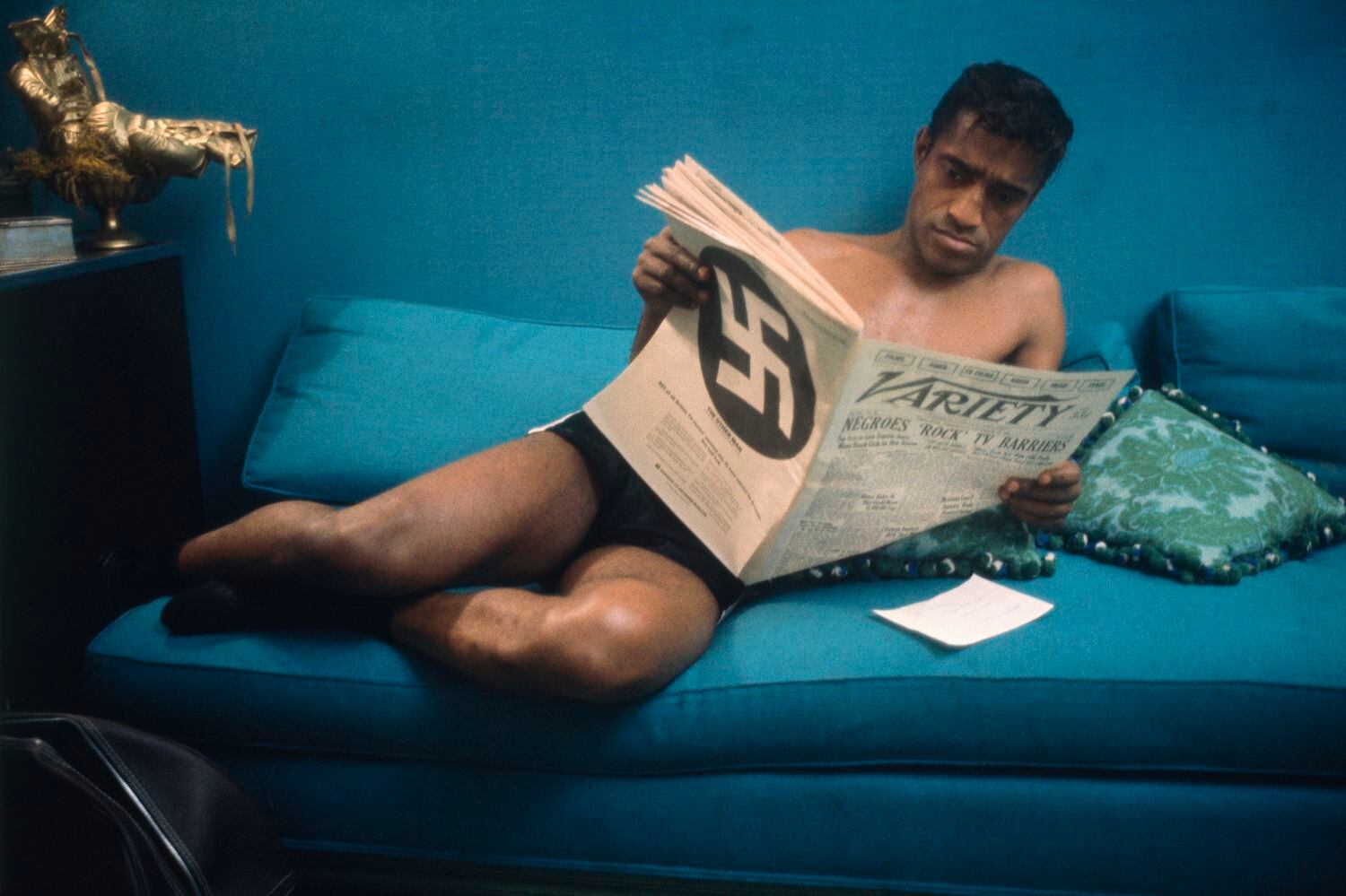 Una imagen con mucha tristeza y algo de humor: Sammy Davis Jr. lee un ejemplar de Variety que muestra, en su contraportada, el símbolo nazi.