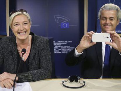 Los l&iacute;deres de ultraderecha de Francia y Holanda, Marine Le Pen y Geert Wilders, en su rueda de prensa este mi&eacute;rcoles en Bruselas.