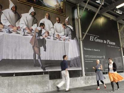 Vista de un cartel de la exposición <i>Pintura española: de El Greco a Picasso; el tiempo, la verdad y la historia</i>.