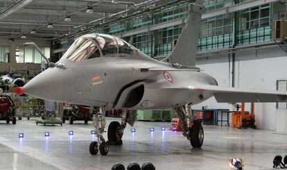 Un caza Rafale en un hangar de Mérignac.