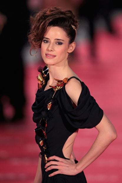 La actriz Pilar López de Ayala posa con u traje de Nina Ricci y joyas de Carrera y Carrera.