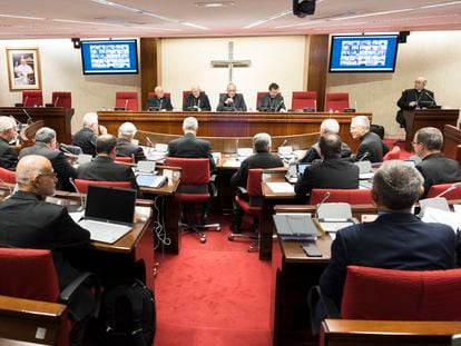 El cardenal Juan José Omella, en la asamblea plenaria extraordinaria de la Conferencia Episcopal de España para tratar el tema de la pederastia en la Iglesia.