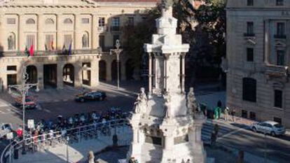 La estatua de los Fueros en Pamplona frente al palacio de Navarra, sede del Gobierno autónomo.
