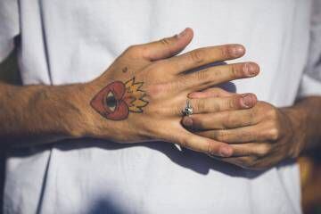 Omar Ayuso tiene un tatuaje con dibujos de Ricardo Cavolo.
