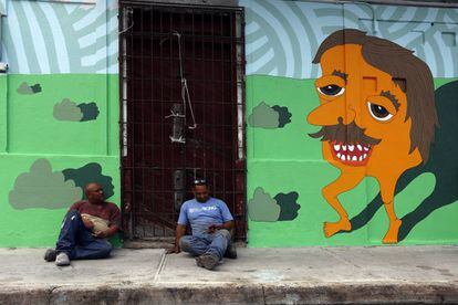 Dos obreros descansan en el barrio de Santurce de San Juan (Puerto Rico).