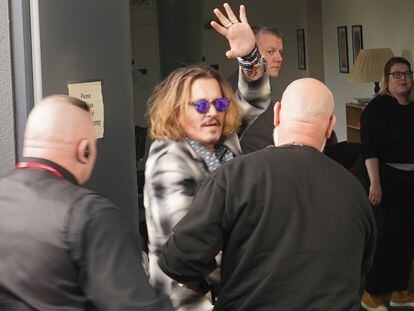 Johnny Depp, a su llegada al local de Newcastle en el que tocó este jueves junto al músico Jeff Beck.