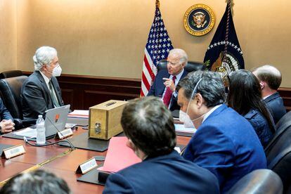 El presidente de EE UU, Joe Biden, con su equipo de seguridad para supervisar el operativo antiterrorista, el 1 de julio. En la mesa, la caja con la maqueta de la vivienda de Ayman al Zawahiri.