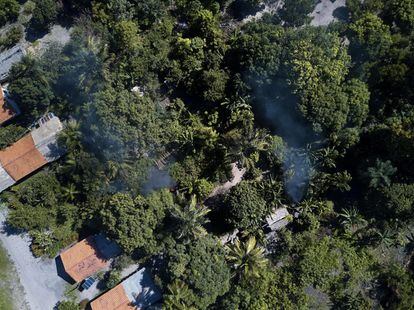 Vista aérea de la comunidad de Sururacá donde pueden apreciarse dos columnas de humo provenientes de vecinos que queman basura al final de la semana. 