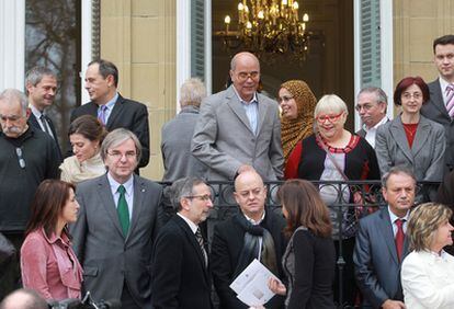 El alcalde donostiarra, Odón Elorza (abajo, en el centro), ayer en la Casa de la Paz con participantes en el debate.