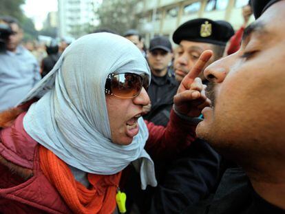 Una manifestante se encara a un policía antidisturbios que bloquea el paso a una manifestación del sindicato de periodistas.