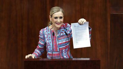 Cristina Cifuentes esgrime un acta del máster fraudulento que dijo haber cursado en la universidad. 