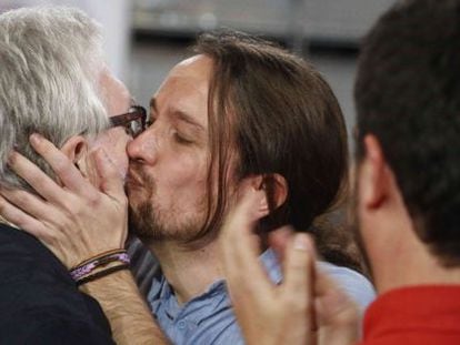 Manuel Monereo (izquierda) y Pablo Iglesias se saludan en un mitin de Podemos la pasada campaña electoral.