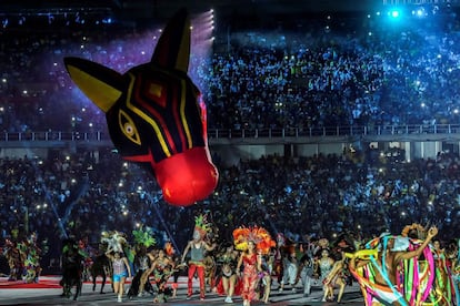 Barranquilla acoge los XXIII Juegos Centroamericanos y del Caribe con una ceremonia en el estadio Metropolitano, en la que hubo intervenciones de la ex Miss Universo 2014 y modelo colombiana Paulina Vega, un desfile con un toque carnavalesco y la actuación de la cantante Shakira.