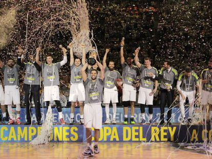 Felipe Reyes levanta la copa junto a sus compañeros.