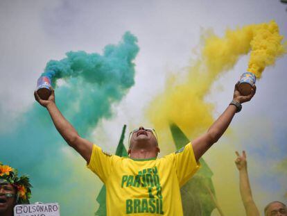 Un seguidor de Jair Bolsonaro durante la jornada electoral.