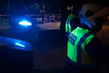 La Policía Local vigila el cierre de las playas del Arenal (Mallorca) a partir de medianoche.