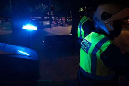 La Policía Local vigila el cierre de las playas del Arenal (Mallorca) a partir de medianoche. 