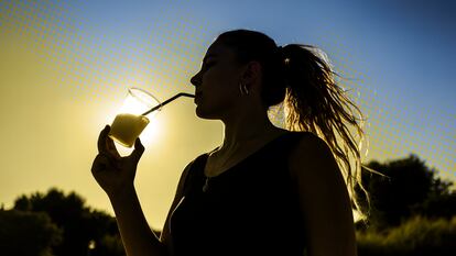 Una mujer toma granizado de limón, en Madrid.