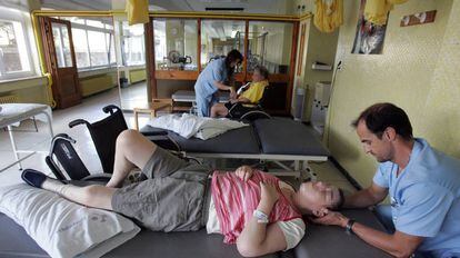 Dos sanitarios atienden a pacientes cr&oacute;nicos en el Hospital de Gorliz en Vizcaya.