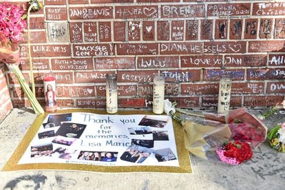 El día antes del funeral, velas, flores y escritos se acumulaban en las puertas de Graceland, como este cartel, repleto de fotografías, donde se lee "Gracias por los recuerdos, Lisa Marie".