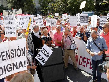Grupo de pensionistas manifestándose a las puertas del Congreso de los Diputados en demanda de una mayor revalorización de sus prestaciones.
