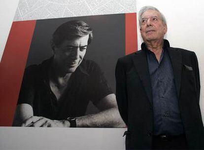 Mario Vargas Llosa en la exposición <i>La vida y la libertad,</i> en Guadalajara.