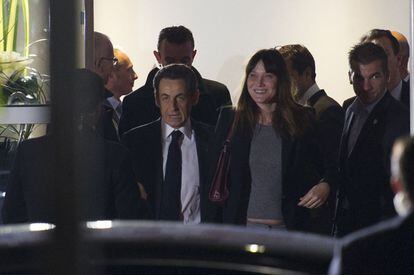 Sarkozy y su esposa, Carla Bruni, abandonan el estudio de televisión tras el debate.