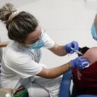 Una mujer fue vacunada con la vacuna AstraZeneca contra Covid-19 en el Hospital de Emergencias Enfermera Isabel Zendal el 8 de abril de 2021 en Madrid, España. La Comisión de Salud Pública se reúne este jueves para analizar la posibilidad de administrar la vacuna contra el coronavirus, desarrollada por AstraZeneca, a personas mayores de 65 años en España. El encuentro tuvo lugar un día después de la sesión plenaria del Consejo Interterritorial del Sistema Nacional de Salud (CISNS), que acordó dejar de vacunar a los menores de 60 años con esta vacuna. 08 DE ABRIL DE 2021; ASTRAZENECA; COVID-19; ZENDAL; Eduardo Para / Europa Press 04/08/2021