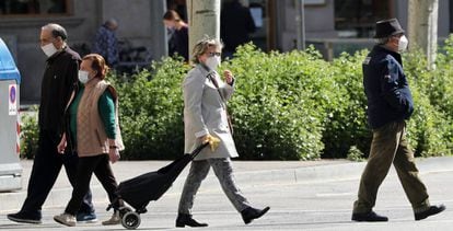 Gente paseando en una calle de Barcelona tras el alivio de las restricciones de confinamiento.