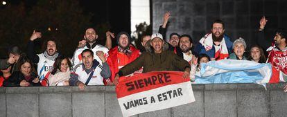 Los aficionados del River Plate reciben al equipo a su llegada a Madrid.