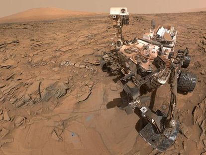 Autorretrato de Curiosity el 11 de mayo de 2016 con Aeolis Mons al fondo.