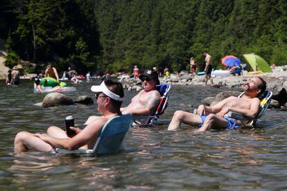 Varios bañistas se refrescan en el lago Alouette de Maple Ridge, Columbia Británica, Canadá, el 28 de junio.