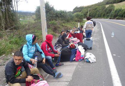 Un grupo de venezolanos en las afueras de la ciudad ecuatoriana de Tulcán.