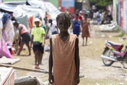 Un niño posa para la cámara en el campo de fútbol de Los Cayos, convertido en refugio de aquello que perdieron sus casas por el terremoto.