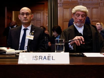 El fiscal general adjunto de Israel para el Derecho Internacional, Gilad Noam, y el jurista británico Malcolm Shaw, ante Corte Internacional de Justicia en La Haya, Países Bajos, este viernes.