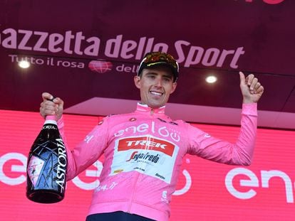 Juan Pedro López, del Trek-Segafredo, celebra este martes en el podio su liderato en el Giro de Italia 2022.