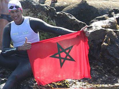 Baraka, con una bandera marroquí tras culminar uno de sus desafíos, en una foto de su web.