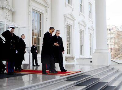 El presidente saliente, George W. Bush, y el nuevo mandatario, Barack Obama, a su salida de la Casa Blanca en dirección a la ceremonia de investidura