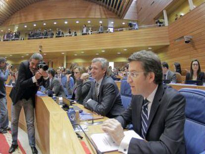 En primer t&eacute;rmino, el presidente de la Xunta, Alberto N&uacute;&ntilde;ez Feij&oacute;o, junto a sus consejeros, en el Parlamento gallego. 