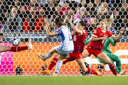 Aitana marca su segundo gol frente a la selección de Suiza.