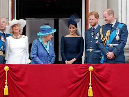 Carlos, Andrés (en segundo término), Camila, Isabel II, Meghan Markle, Enrique de Inglaterra, Guillermo y Kate Middleton, en el palacio de Buckingham en abril de 2018.